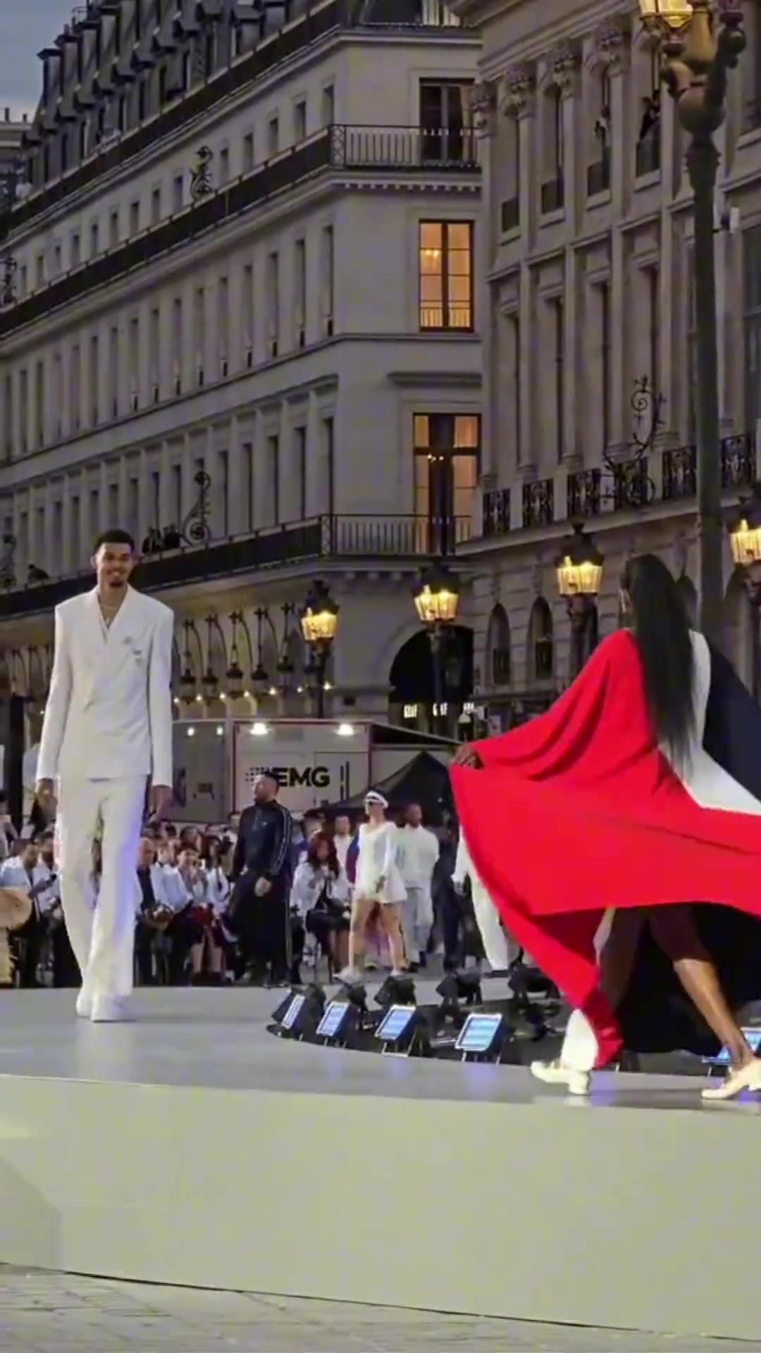  还以为谁踩着高跷！巨人文班亚马LV巴黎时装周走秀！后边是詹娜把？